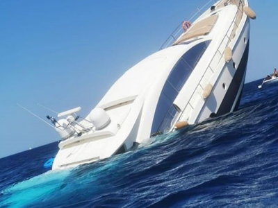 Yacht contro gli scogli affonda in pochi secondi a Valona: salvati quattro turisti italiani di Pavia tra cui un bambino