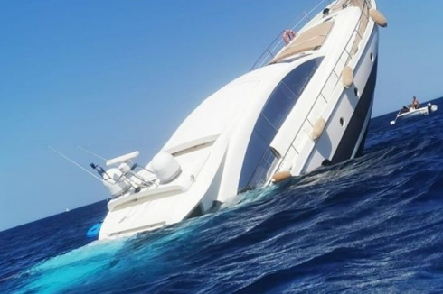 Yacht contro gli scogli affonda in pochi secondi a Valona: salvati quattro turisti italiani di Pavia tra cui un bambino