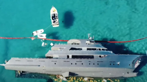 Super yacht di lusso affonda dopo aver colpito delle rocce in Grecia