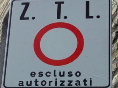 Il giudice di pace annulla i verbali notificati in serie al proprietario dell’autovettura che era transitato più volte nella ztl “a sorpresa”